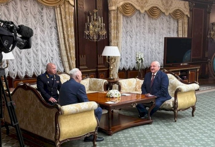 Президенту Беларуси Александру Лукашенко вручили медаль