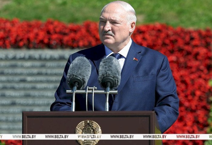 Символы независимости, кадровые перестановки и Купалье на Днепре. Итоги недели Президента