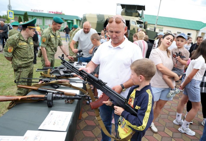 Народ и армия едины - в агрогородке Дивин стражи границы устроили праздник для сельчан