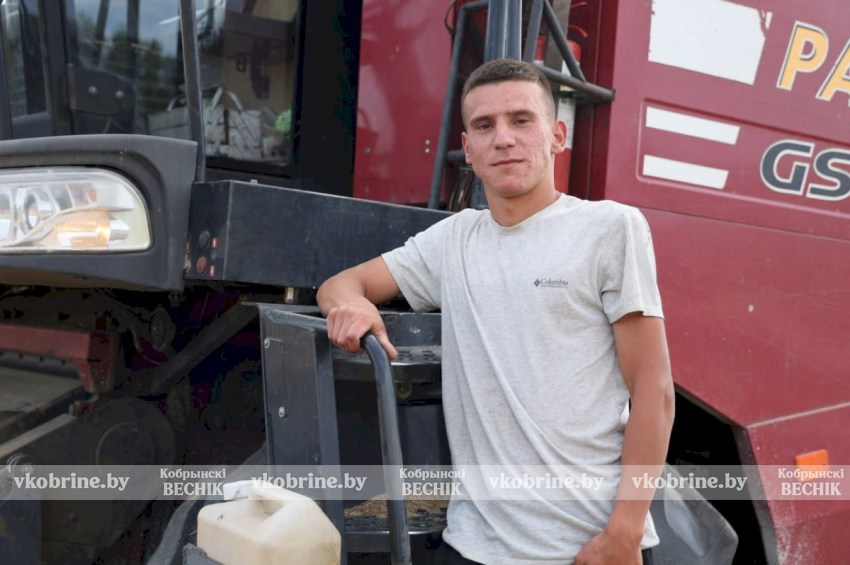 За штурвалом комбайна - молодой агроном из ОАО «Остромичи» Кирилл Лазарчук 