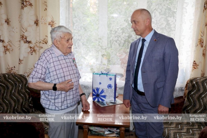 Руководство района в преддверии Дня города Кобрина встретилось с ветераном Нинелем Гасюком
