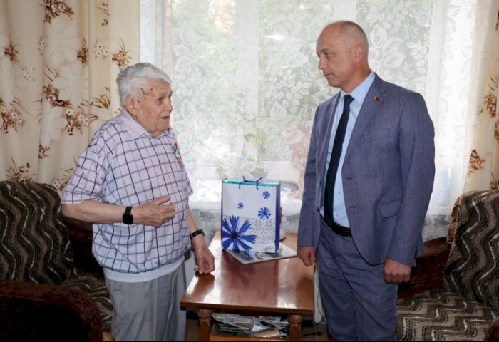 Руководство района в преддверии Дня города Кобрина встретилось с ветераном Нинелем Гасюком