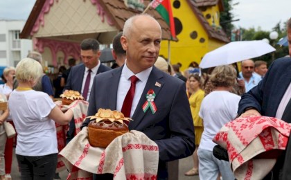 Праздник продолжается на улице Суворова