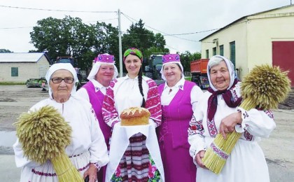 На уборку с молитвой и песней - в ОАО «Остромичи» отпраздновали «Зажинки»
