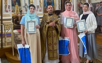 В аг. Буховичи преподавателям воскресной школы храма Покрова Пресвятой Богородицы вручили благодарности