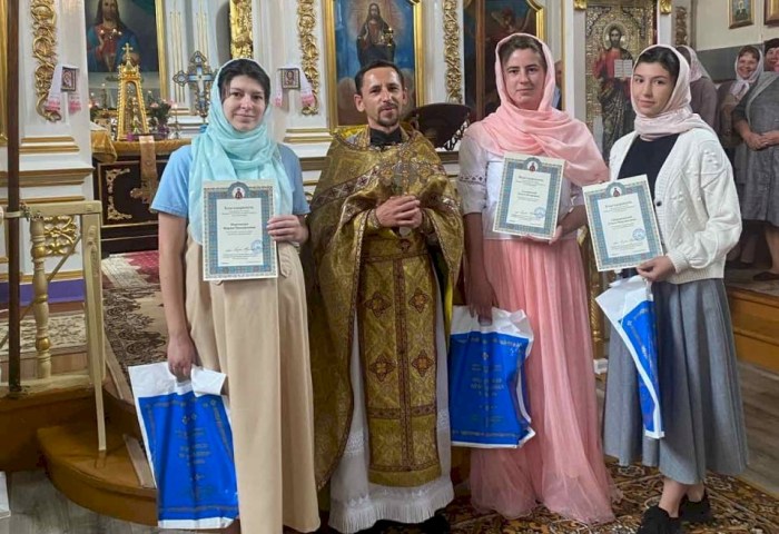 В аг. Буховичи преподавателям воскресной школы храма Покрова Пресвятой Богородицы вручили благодарности