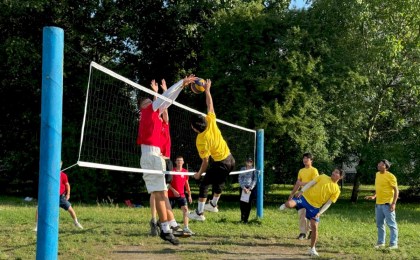 Спорт без границ - в Кобрине прошла дружеская волейбольная встреча между студентами колледжа и гражданами Непала