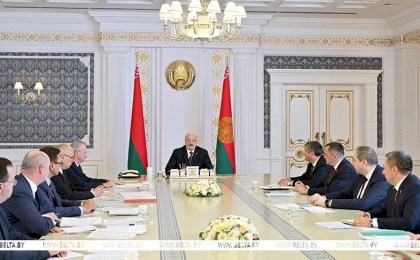 Разговор с Трампом, ситуация в банках, будущее биофармацевтики и закрытый доклад министра обороны. Итоги недели Президента