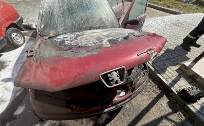 Служба 101 информирует: в Кобрине горел автомобиль