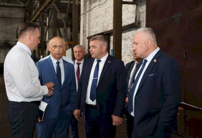 В Кобрине реализуется очередной инвестпроект: министр промышленности Андрей Кузнецов посетил ОАО «КИЗ-СИТОМО»