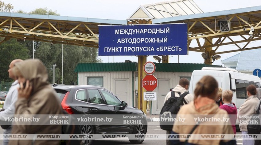«Заложники ситуации». Сотни людей томятся перед пунктом пропуска «Брест» в ожидании въезда в Польшу