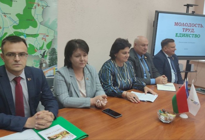 Адаптация в трудовых коллективах, вопросы наставничества - в Кобрине прошла диалоговая площадка с молодыми специалистами-педагогами