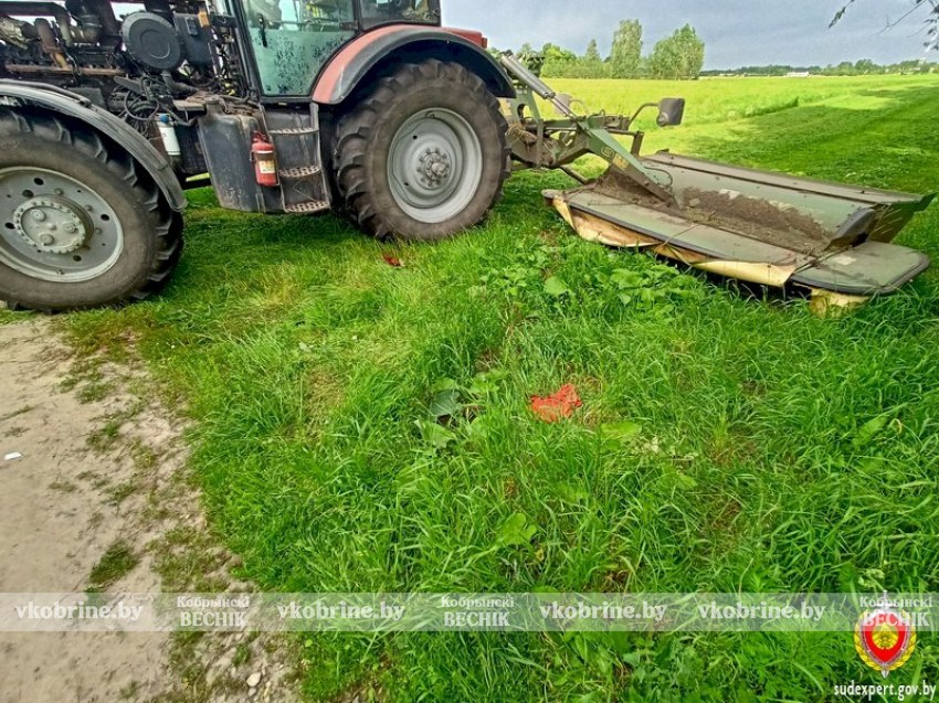 В Кобринском районе мужчина уснул в траве и попал под косилку трактора