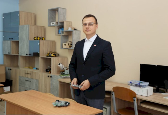 Молодой и перспективный - путь в педагогику учителя математики и информатики средней школы № 4 г. Кобрина Александра Пашинского
