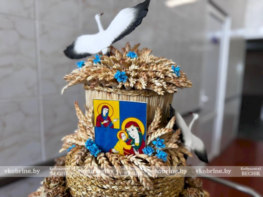 Красавец-каравай готов отправиться в Белоозерск на Дожинки! Узнали секреты подготовки