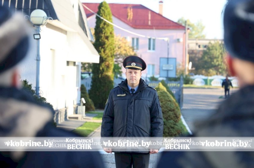 В Кобрине задержали хулигана с пистолетом - герои отмечены перед строем