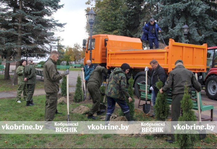 В Кобрине прошла республиканская акция «Единый день озеленения» - высажено почти 900 деревьев и кустарников