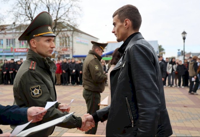 Служите достойно, кобринчане - очередной День призывника прошел в сквере Морозова