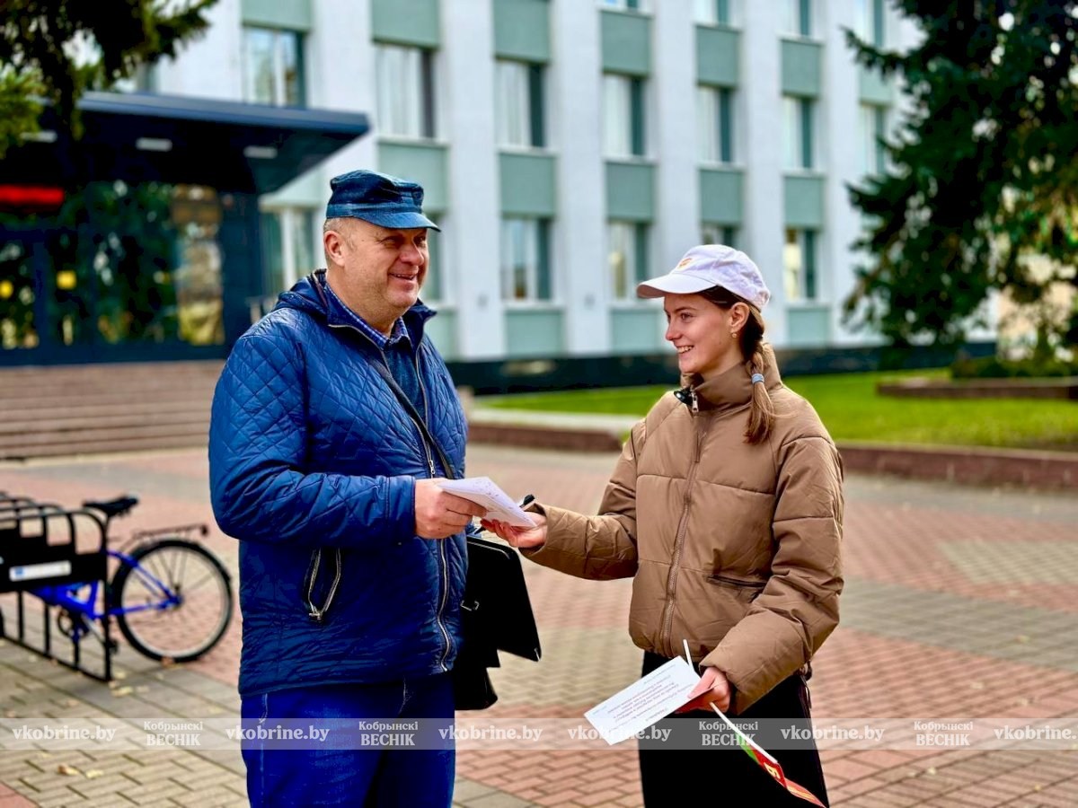 Молодежь Кобринщины поздравила отцов с праздником