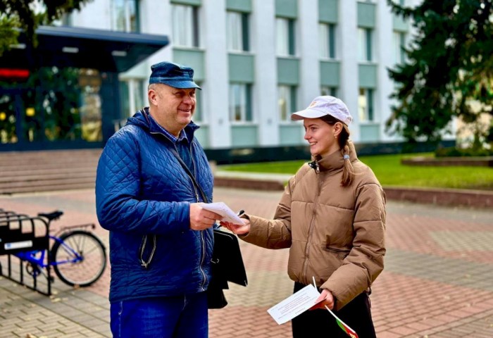 Молодежь Кобринщины поздравила отцов с праздником