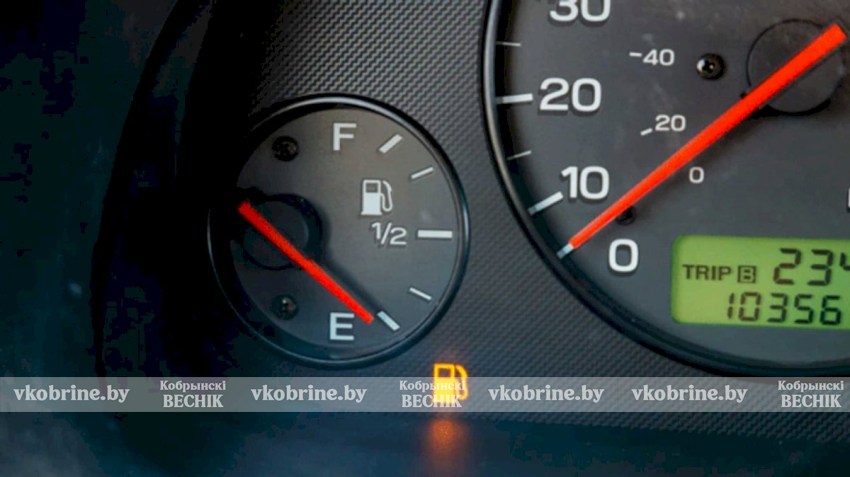 Автолюбитель рассказал о вреде частой езды с горящей лампочкой топлива