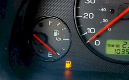 Автолюбитель рассказал о вреде частой езды с горящей лампочкой топлива