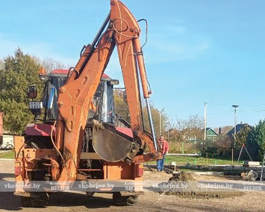 На Кобринщине продолжаются работы по благоустройству территорий учреждений образования