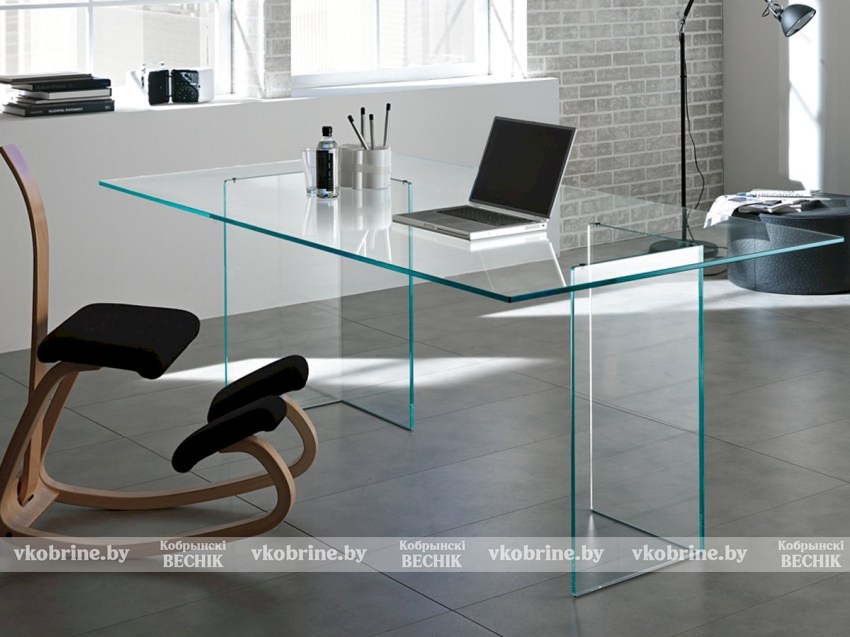 Дизайнер перечислила плюсы и минусы стеклянного стола в интерьере