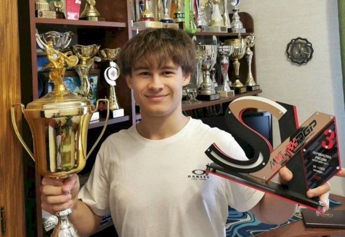 Не сдается и «давит на газ»: история успеха юного кобринского мотогонщика Александра Фридлендера