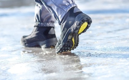 Гололед: как не упасть и что делать, если это все же произошло, рассказал врач-травматолог