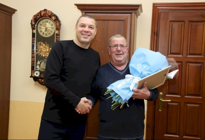 Золотой фонд предприятия: в «Кобринхимсервисе» торжественно поздравили водителя-юбиляра Александра Бартошука