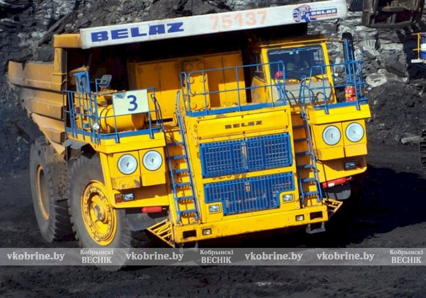 Нужно больше золота! Крупная партия самосвалов БЕЛАЗ отправилась добывать его в Красноярский край