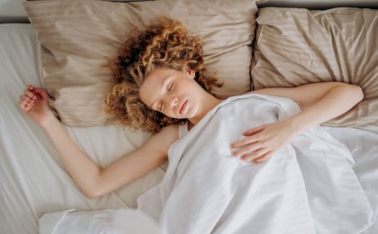 Трихолог рассказала о последствиях сна с мокрыми волосами