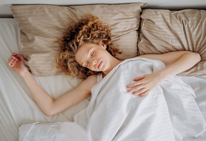 Трихолог рассказала о последствиях сна с мокрыми волосами