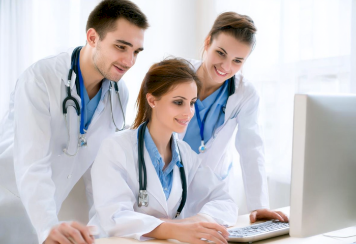 Экзамен на симуляторах и больше практики — что изменится для будущих врачей в Беларуси