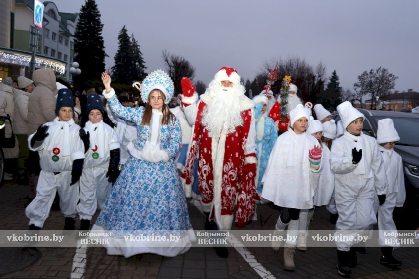 Новый год стучится в двери - зажжение главной елки дало старт зимним торжествам в Кобрине. ФОТОРЕПОРТАЖ