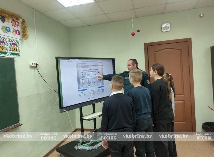 Тонкий лед и яркие петарды: о чем предупредили Кобринские спасатели школьников