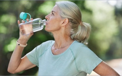 Легкость без «волшебных» средств: нутрициолог — о водном балансе и отеках