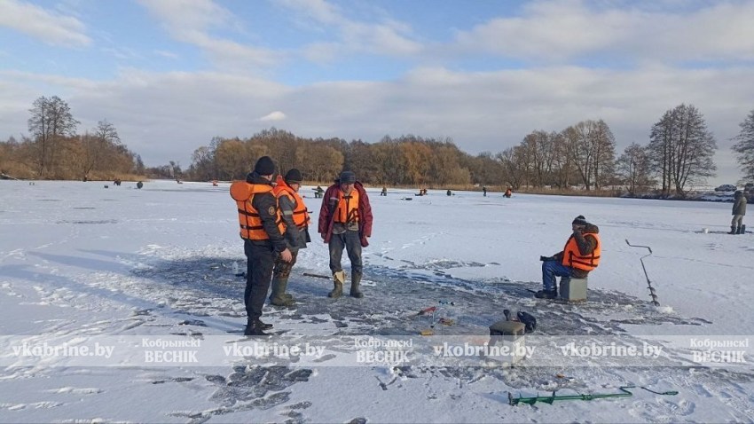 Лед - зона повышенной опасности: сотрудники Кобринского РОЧС провели рейд на реке Мухавец