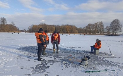 Лед - зона повышенной опасности: сотрудники Кобринского РОЧС провели рейд на реке Мухавец
