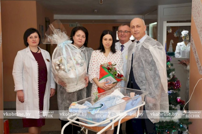 Первый кобринчанин Нового года - руководство района поздравило молодую маму Ольгу Зарубу с рождением сына!