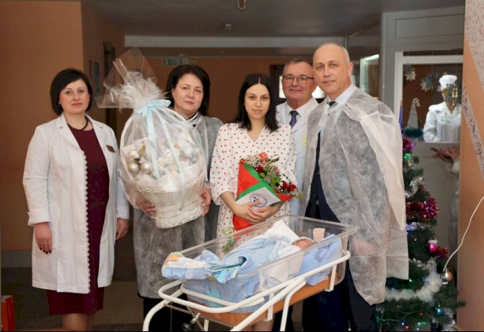 Первый кобринчанин Нового года - руководство района поздравило молодую маму Ольгу Зарубу с рождением сына!