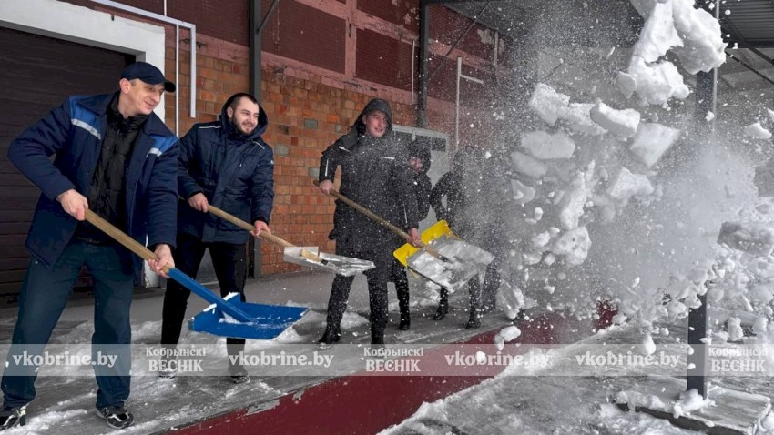 Коллектив Кобринского хлебозавода дружно взялся за лопаты