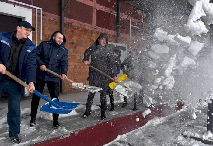 Коллектив Кобринского хлебозавода дружно взялся за лопаты