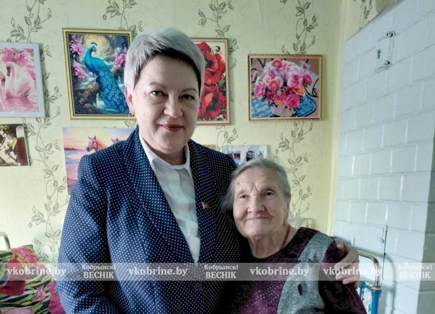С заботой о каждом: председатель Остромичского сельисполкома навестила узницу фашизма в агрогородке Лука