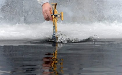 Ледяной удар по сосудам: врач рассказал, кому прорубь категорически противопоказана