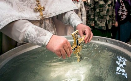 Крещенская вода: как хранить, пить и что делать, если испортилась