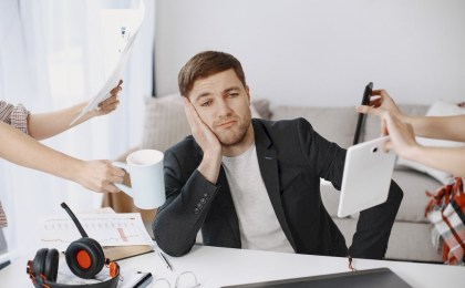 Лучше попьют кофе, поболтают с коллегами или полистают ленту: какие знаки зодиака не любят работать