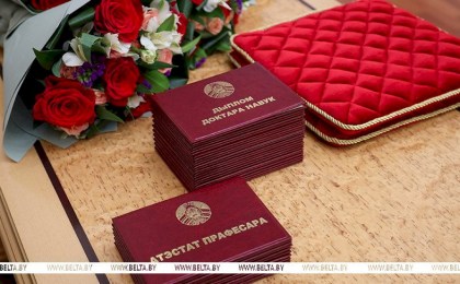 «Будущее - время науки». Александр Лукашенко вручил дипломы доктора наук и аттестаты профессора