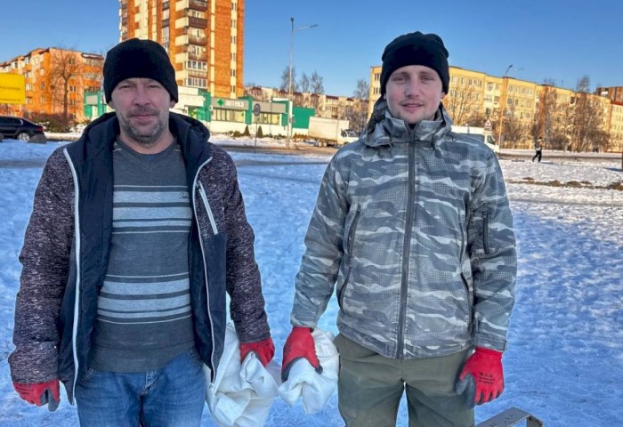 Сердца теплее морозов: как кобринчане Максим и Антон спасают птиц суровой зимой (ВИДЕО)